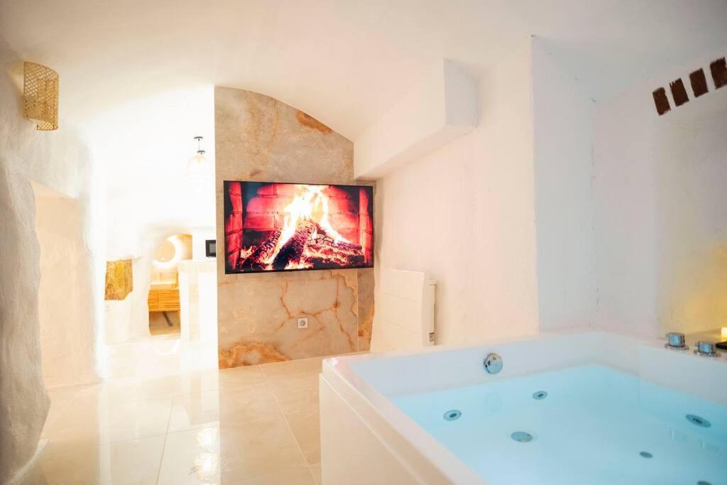 Le Temple D'Aphrodite, Appartement Avec Spa Vienne  Dış mekan fotoğraf