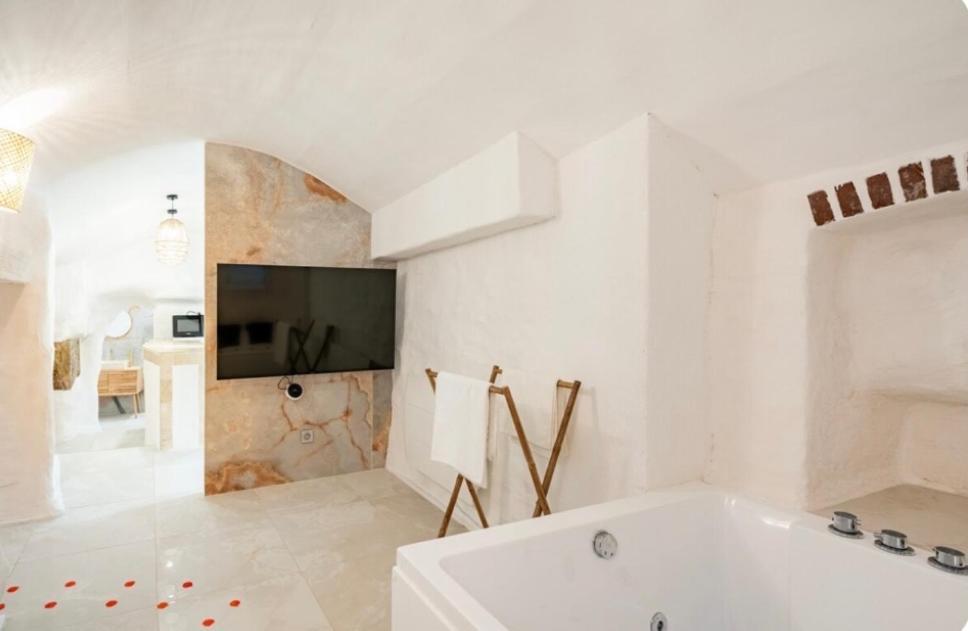Le Temple D'Aphrodite, Appartement Avec Spa Vienne  Dış mekan fotoğraf